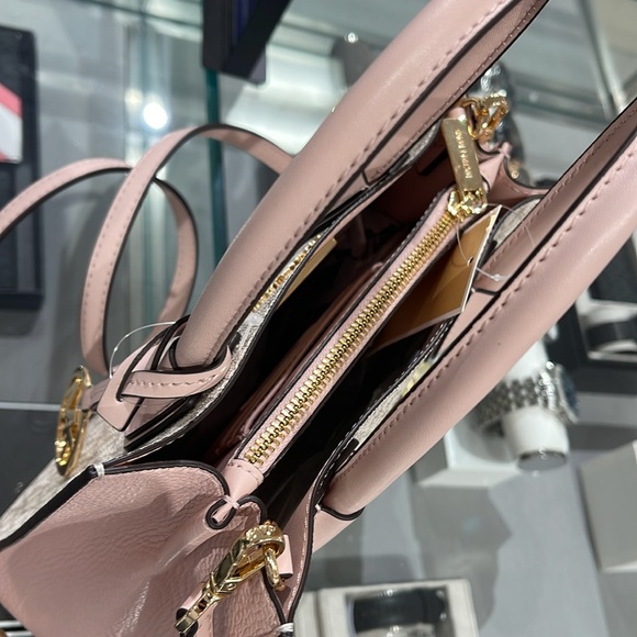 MICHAEL KORS
Mercer Medium Signature Logo Accordion Crossbody Messenger Satchel - Picture 7 of 16